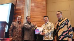 KPK Serahkan Buku Pendidikan Antikorupsi kepada MRPTNI dalam Forum SNPMB 2026