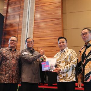 KPK Serahkan Buku Pendidikan Antikorupsi kepada MRPTNI dalam Forum SNPMB 2026