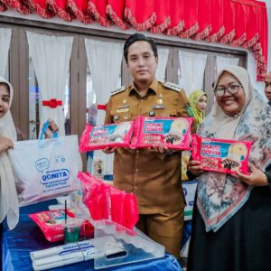 Perluas Pasar UMKM Medan, Rico Waas Serahkan Sertifikasi Halal pada 100 UMKM