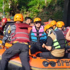 Rico Waas Susuri Sungai Babura dengan Perahu Karet
