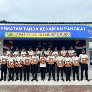 Kalapas Labuhan Ruku Sematkan Kenaikan Pangkat 22 ASN