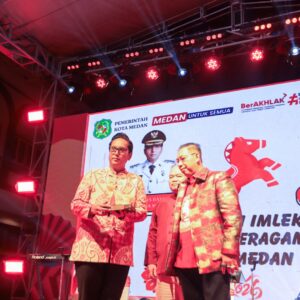 Usai Tarawih, Ribuan Warga Medan Larut Dalam Kemeriahan Imlek