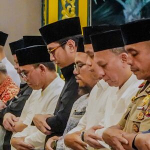 Rico Waas Taraweh Bersama Masyarakat Medan Maimun