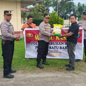 Polsek Labuhan Ruku Tebar Kepedulian, Kaum Dhuafa Terima Bantuan Sembako