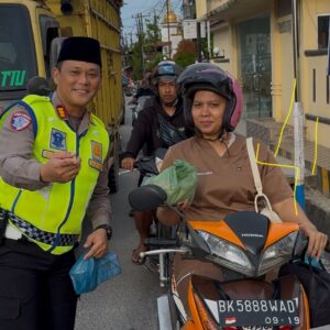 Tebar Kebaikan di Bulan Suci, Satlantas Polres Batu Bara Berbagi Takjil