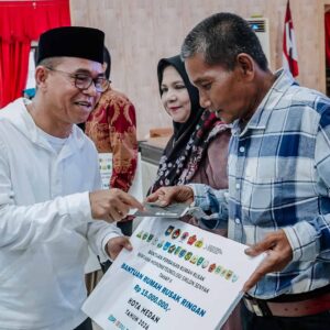 Zakiyuddin Harahap Salurkan Bantuan Perbaikan Rumah Korban Siklon Senyar