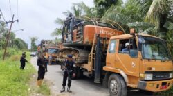 Dikawal Brimob Bersenjata Lengkap, Alat Berat Tambang Emas Ilegal Tapsel-Madina Dievakuasi ke Batalyon C Sipirok