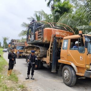 Dikawal Brimob Bersenjata Lengkap, Alat Berat Tambang Emas Ilegal Tapsel-Madina Dievakuasi ke Batalyon C Sipirok