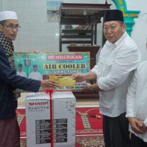 Sekda Asahan Zainal Aripin Sinaga Serahkan Bantuan Uang Rp.3.000.000 dan Satu Unit Air Cooler di Masjid Jami Setia Janji