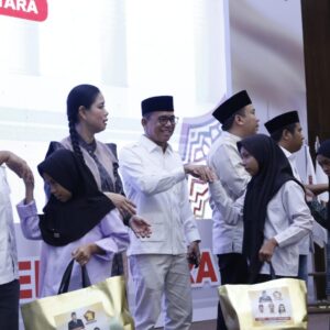 Zakiyuddin Harahap Serahkan Santunan Anak Yatim pada Buka Puasa Bersama Gerindra Sumut