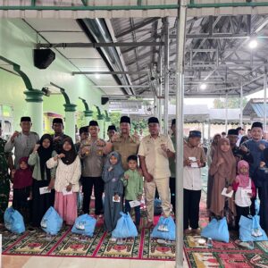 Safari Ramadhan Ke -7, Bupati Baharuddin Serahkan Bantuan di Laut Tador