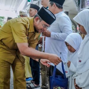 Sekda Medan Safari Ramadan di Masjid Nurul Huda, Salurkan Bantuan dan Santuni Anak Yatim
