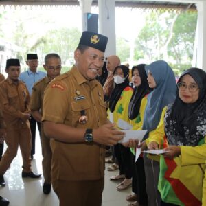 Pemkab Asahan-Baznas Salurkan Zakat Kepada Petugas Kebersihan
