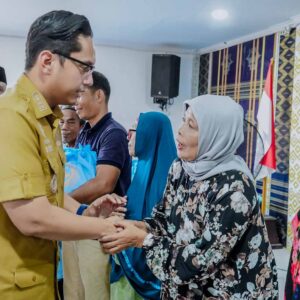 Rico Waas Bagikan 2.000 Paket Sembako Wujud Solidaritas Sosial