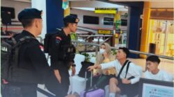 Personel Brimob Polda Sumut Lakukan Pengamanan di Stasiun Kereta Api