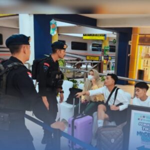Personel Brimob Polda Sumut Lakukan Pengamanan di Stasiun Kereta Api