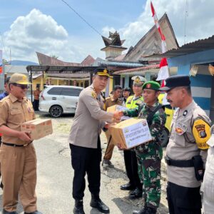 Kapolres Pakpak Bharat, Forkopimda dan Bhayangkari Berikan Bingkisan Personil Pos PAM-Pos Pelayanan