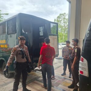 Polres Batu Bara Kawal Tahanan Jalani Sidang di PN Kisaran