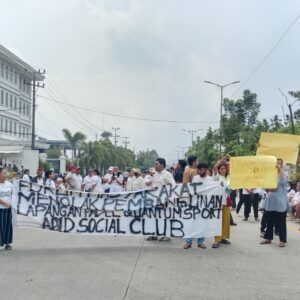 Warga Pulo Brayan Bengkel Baru Medan Timur Demo Quantum & Social Sport Club